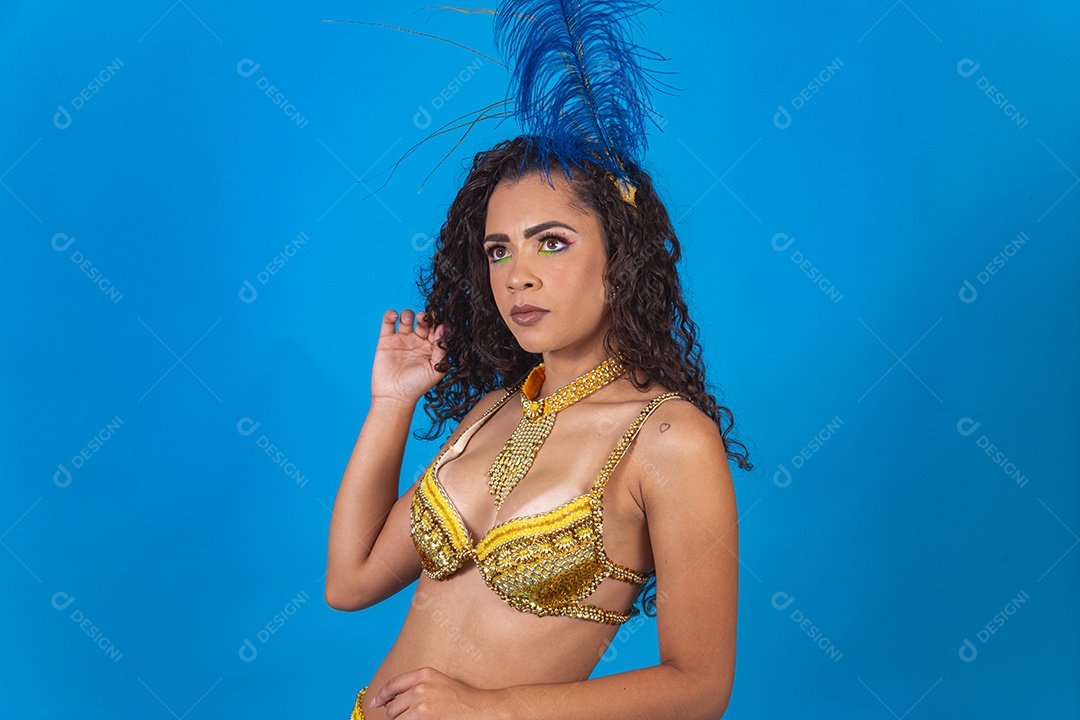 Mulher fantasiada com roupa de carnaval.