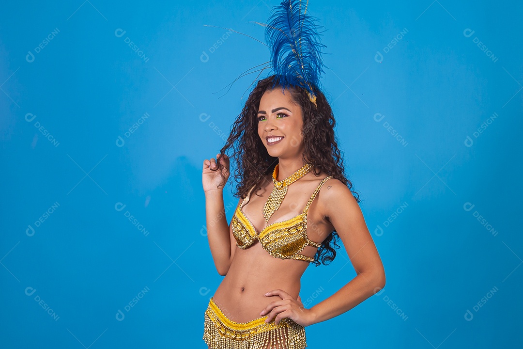 Mulher fantasiada com roupa de carnaval.