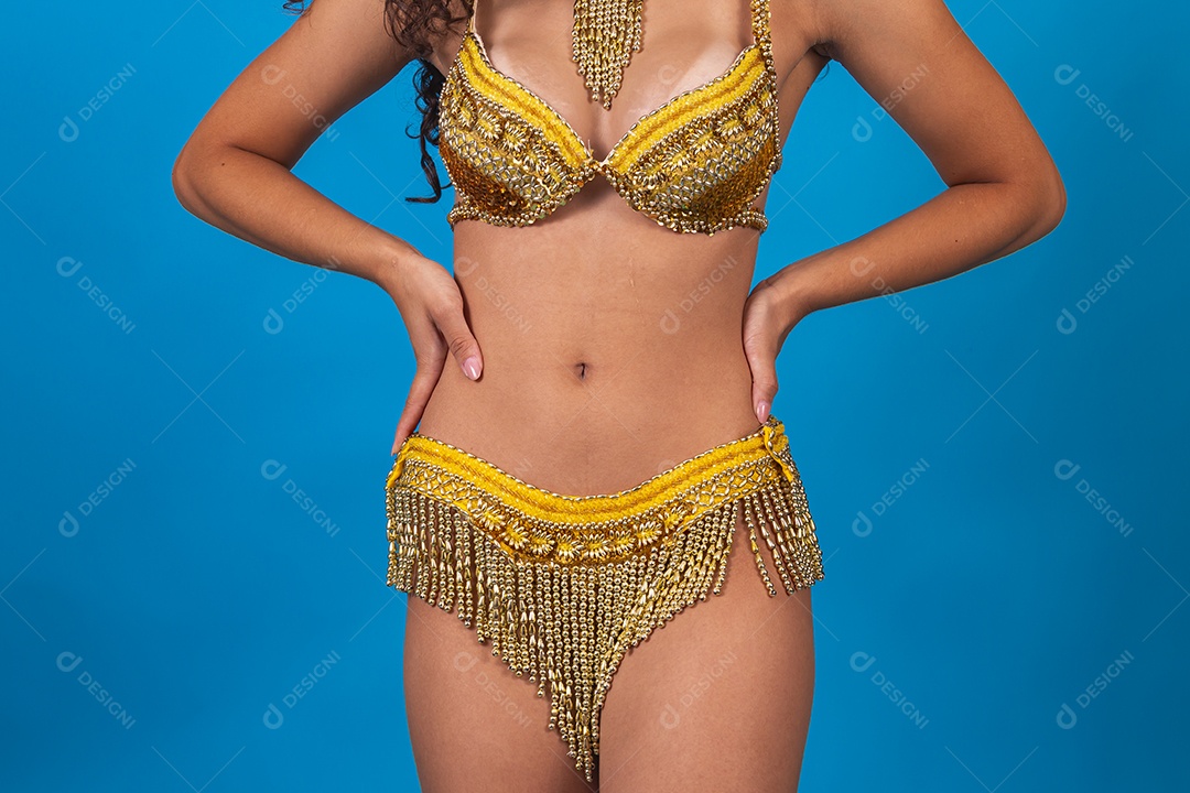 Pessoa fantasiada com roupa de carnaval.