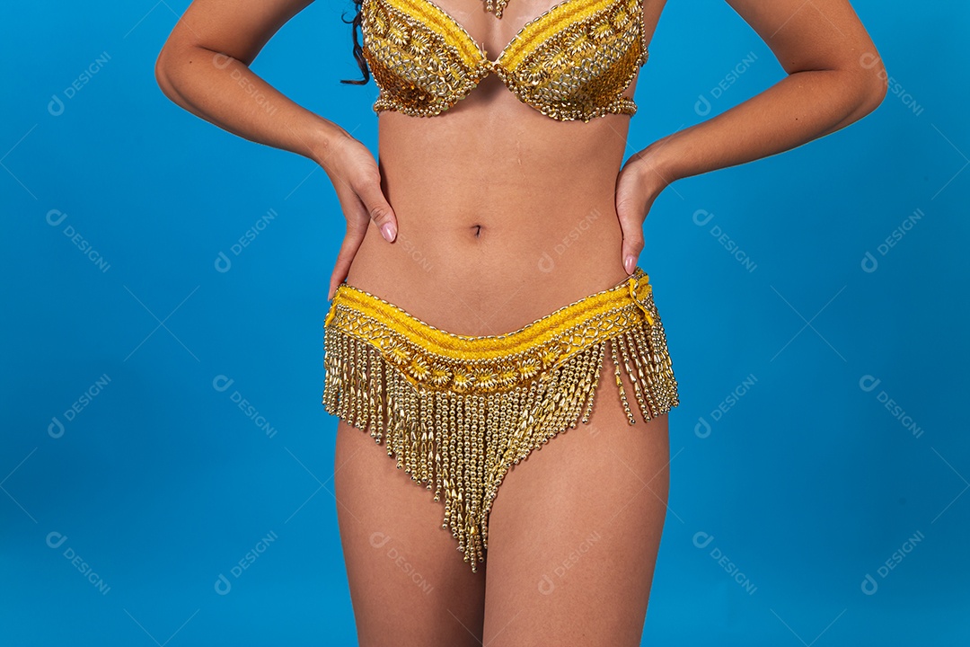 Pessoa fantasiada com roupa de carnaval.