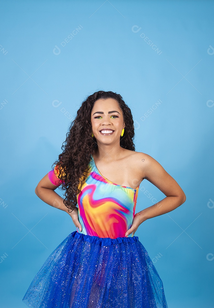 Linda mulher cabelo cacheado vestida com fantasia de carnaval.