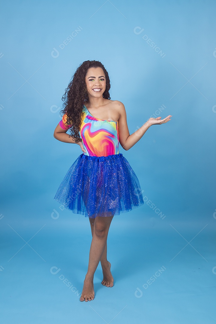 Linda mulher cabelo cacheado vestida com fantasia de carnaval.