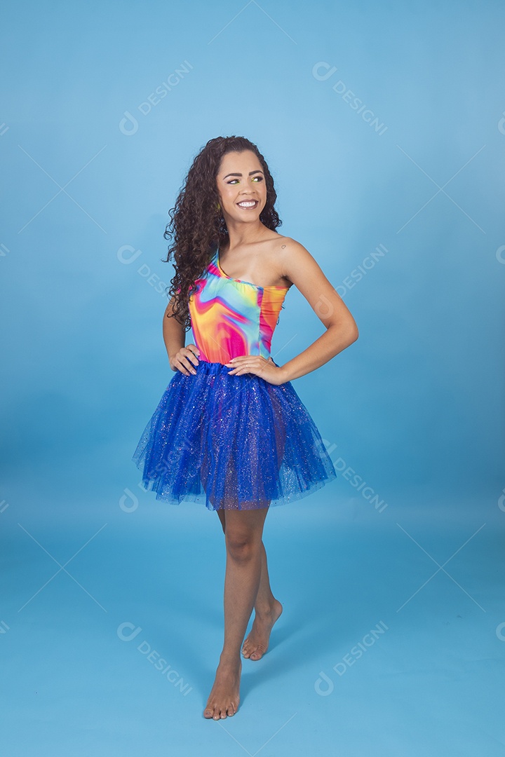 Linda mulher cabelo cacheado vestida com fantasia de carnaval.