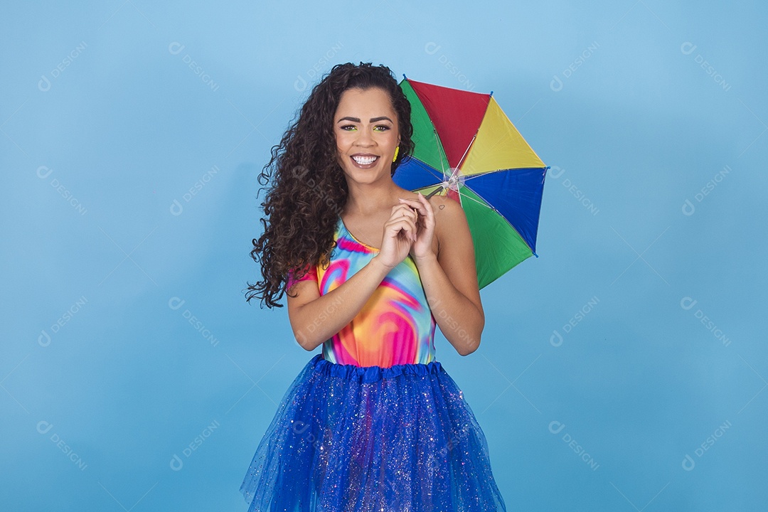Linda mulher cabelo cacheado vestida com fantasia de carnaval estilo frevo.