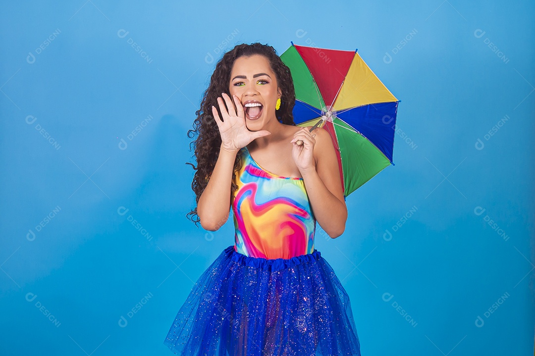 Linda mulher cabelo cacheado vestida com fantasia de carnaval estilo frevo.