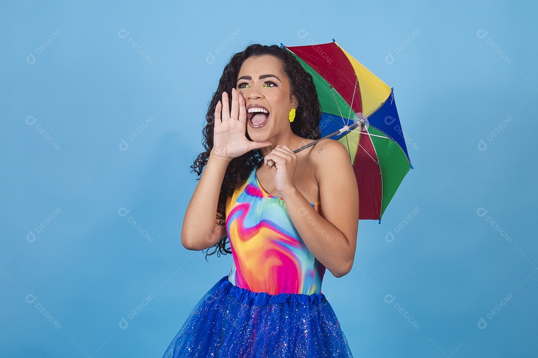 Linda mulher cabelo cacheado vestida com fantasia de carnaval estilo frevo.