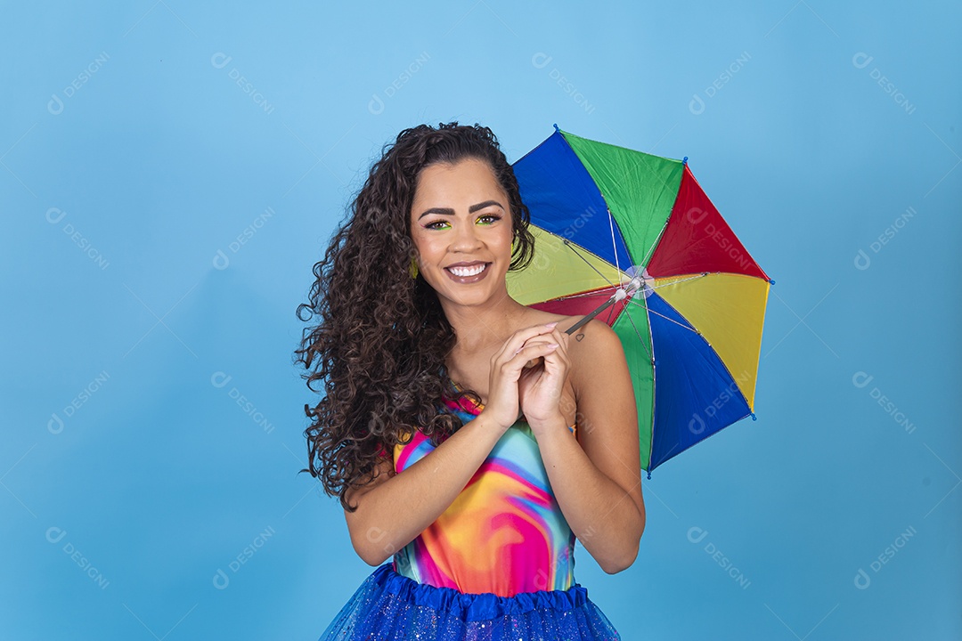 Linda mulher cabelo cacheado vestida com fantasia de carnaval estilo frevo.