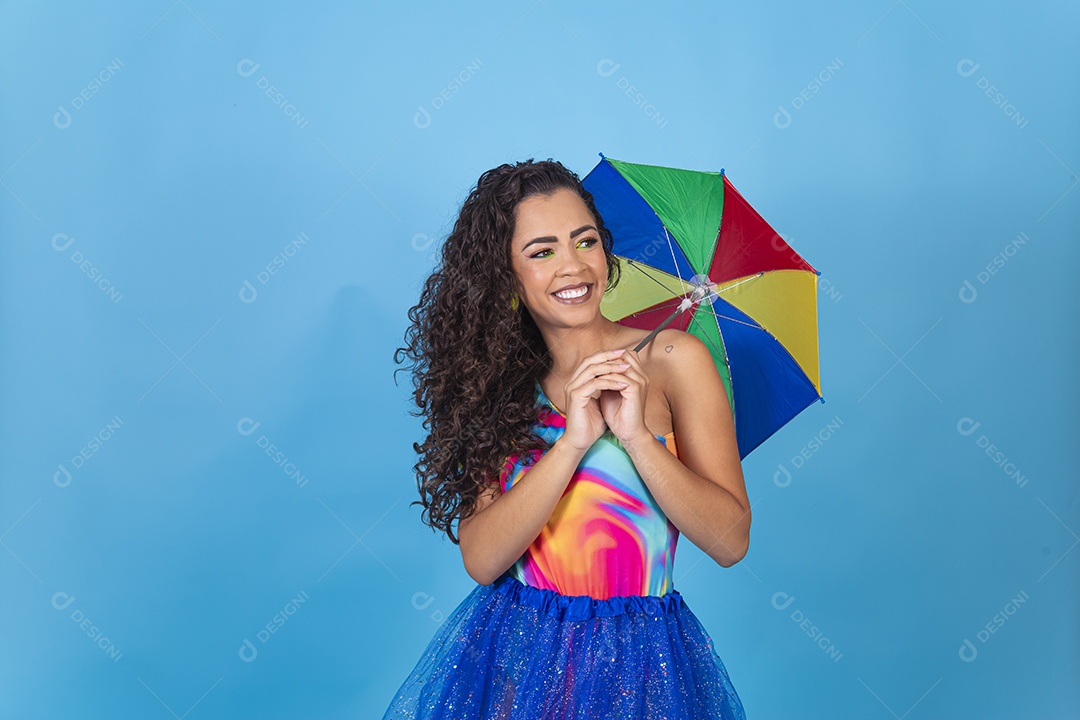 Linda mulher cabelo cacheado vestida com fantasia de carnaval estilo frevo.