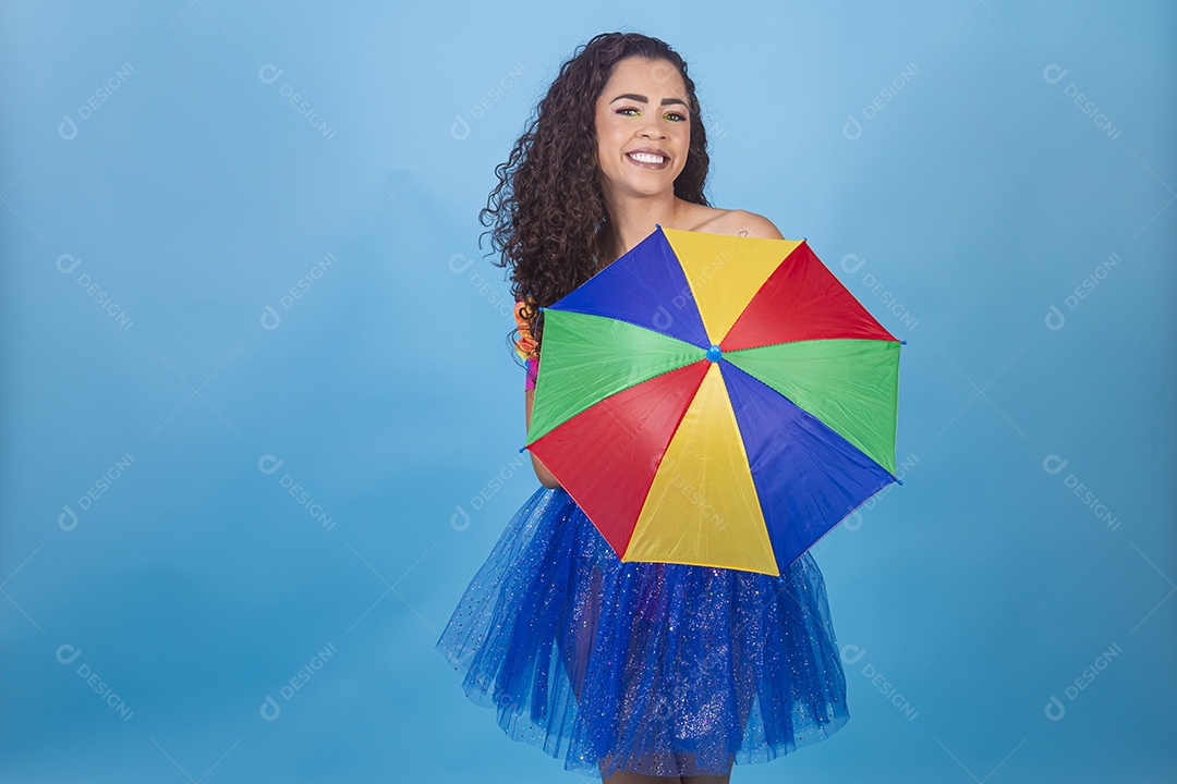 Linda mulher cabelo cacheado vestida com fantasia de carnaval estilo frevo.