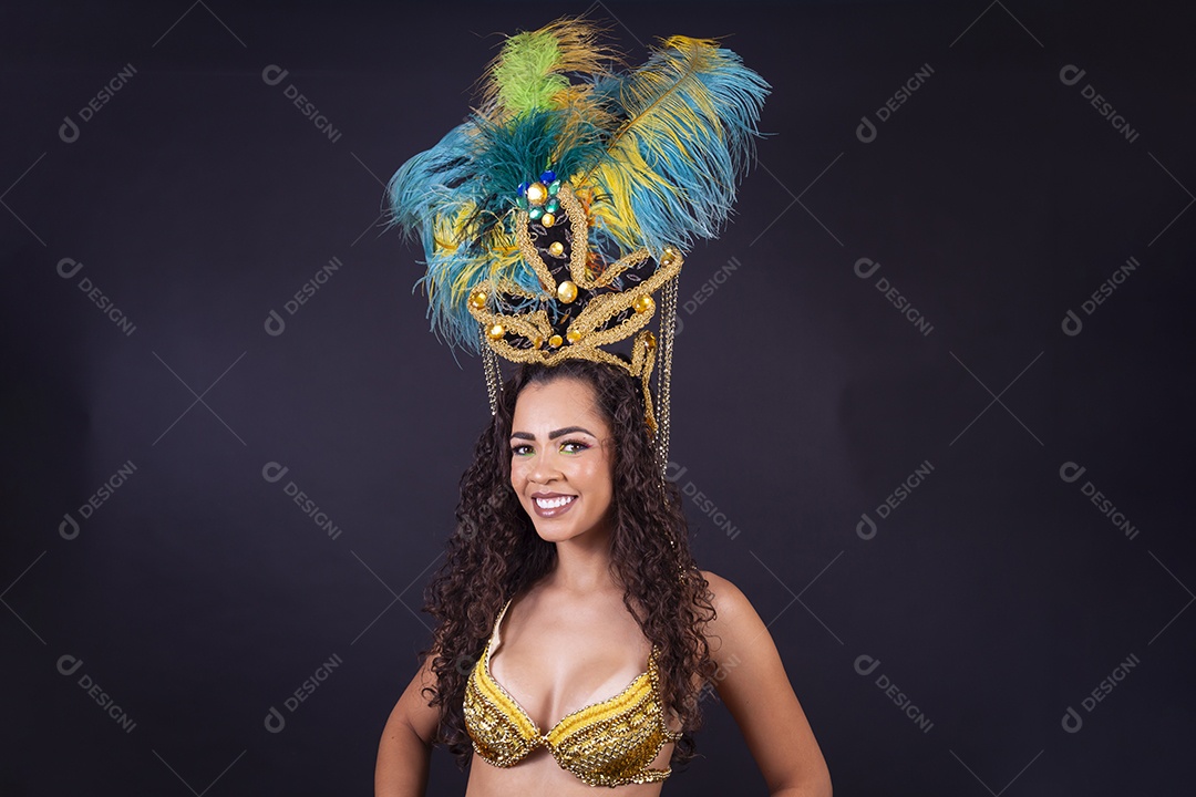 Linda passista fantasiada para o carnaval.