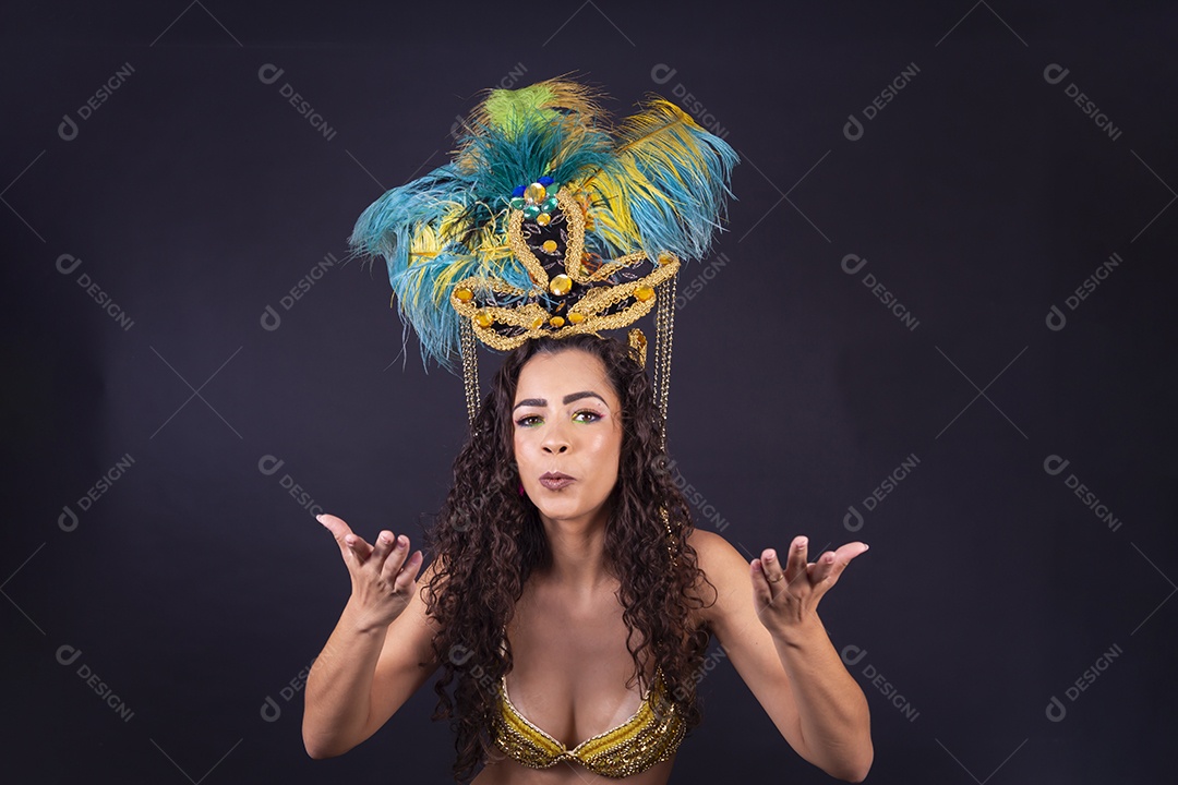 Linda passista fantasiada para o carnaval.