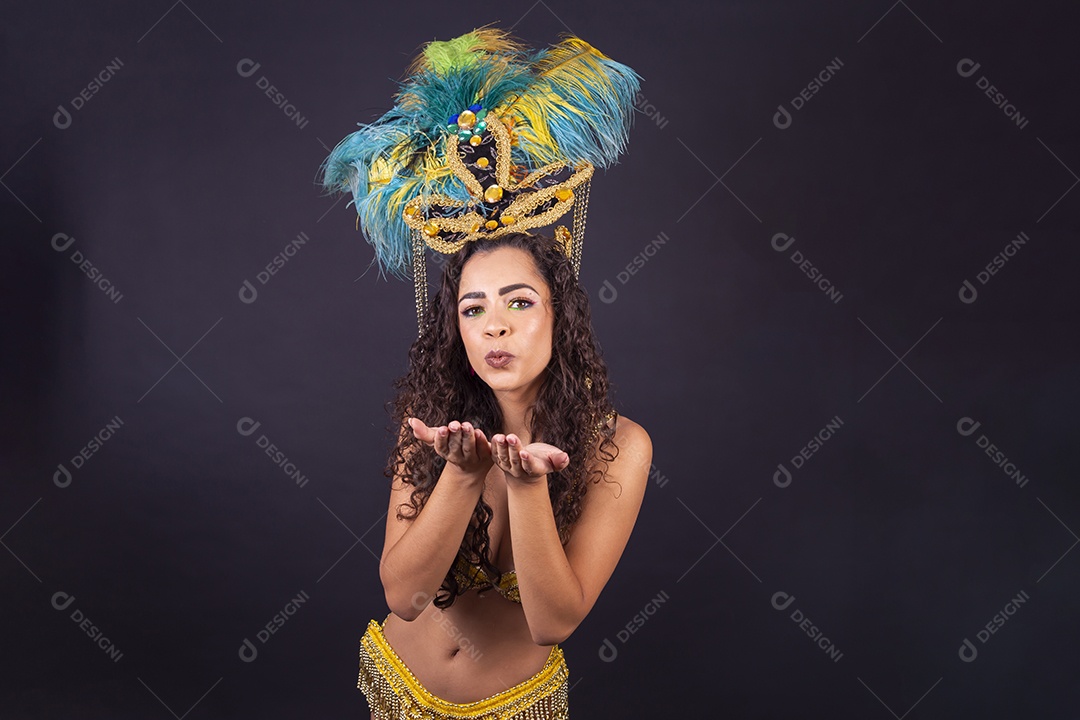 Linda passista fantasiada para o carnaval.