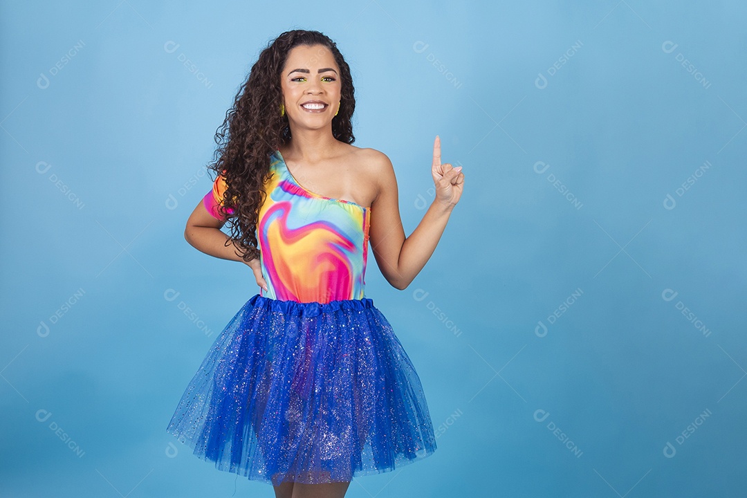 Linda mulher cabelo cacheado vestida com fantasia de carnaval.