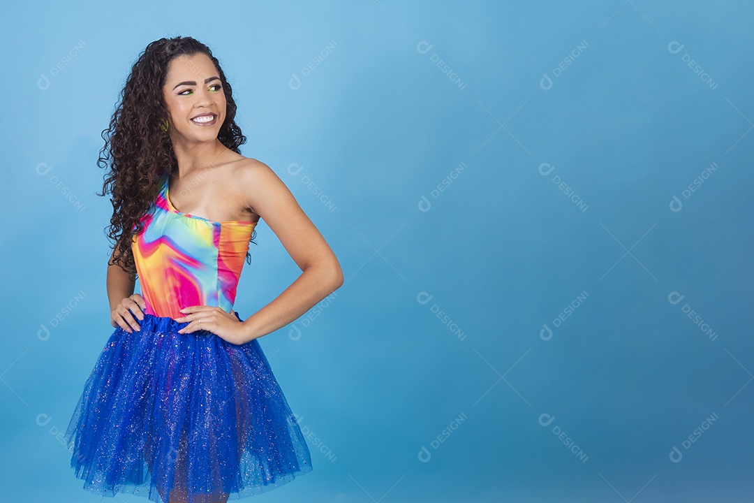 Linda mulher cabelo cacheado vestida com fantasia de carnaval.