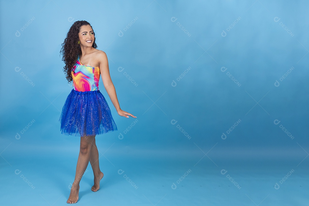 Linda mulher cabelo cacheado vestida com fantasia de carnaval.