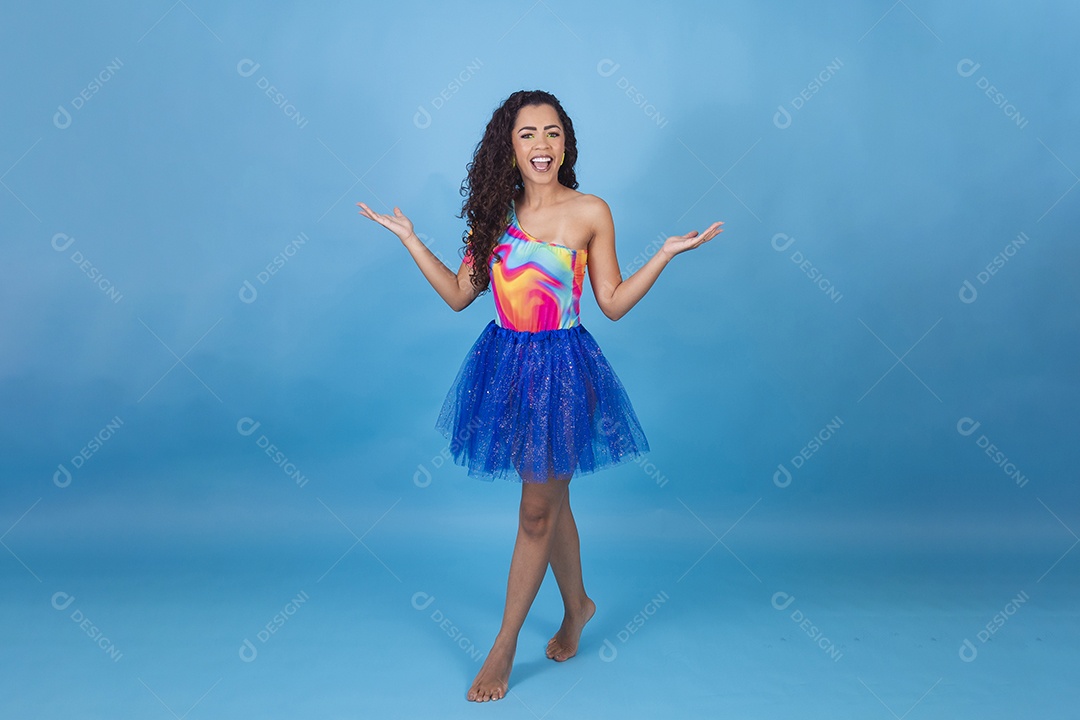 Linda mulher cabelo cacheado vestida com fantasia de carnaval.