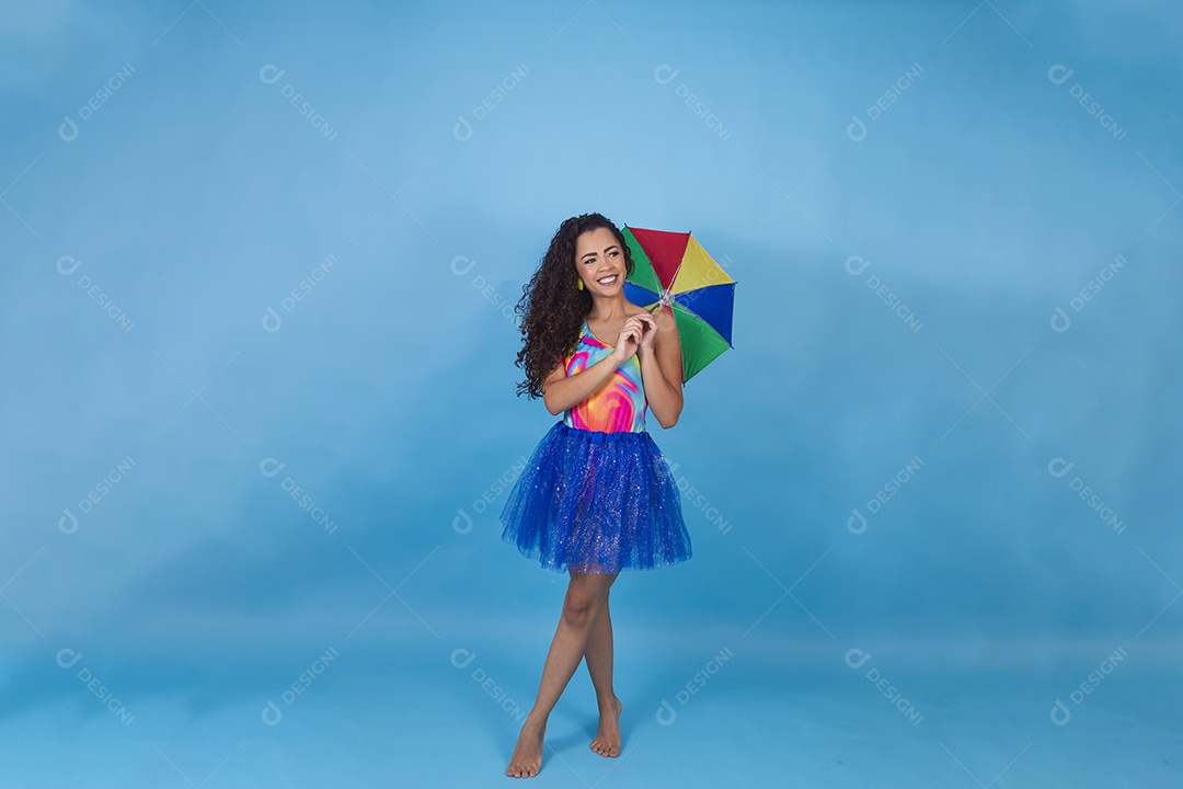 Linda mulher cabelo cacheado vestida com fantasia de carnaval estilo frevo.