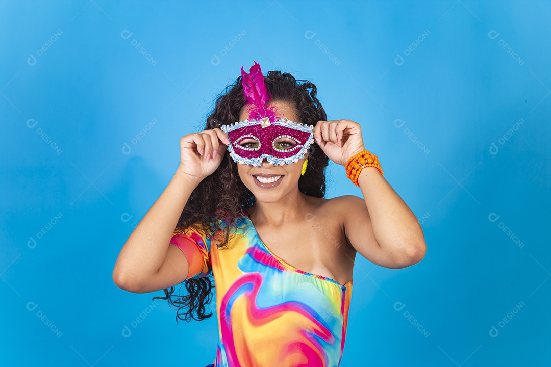 Linda mulher cabelo cacheado usando máscara carnavalesca.