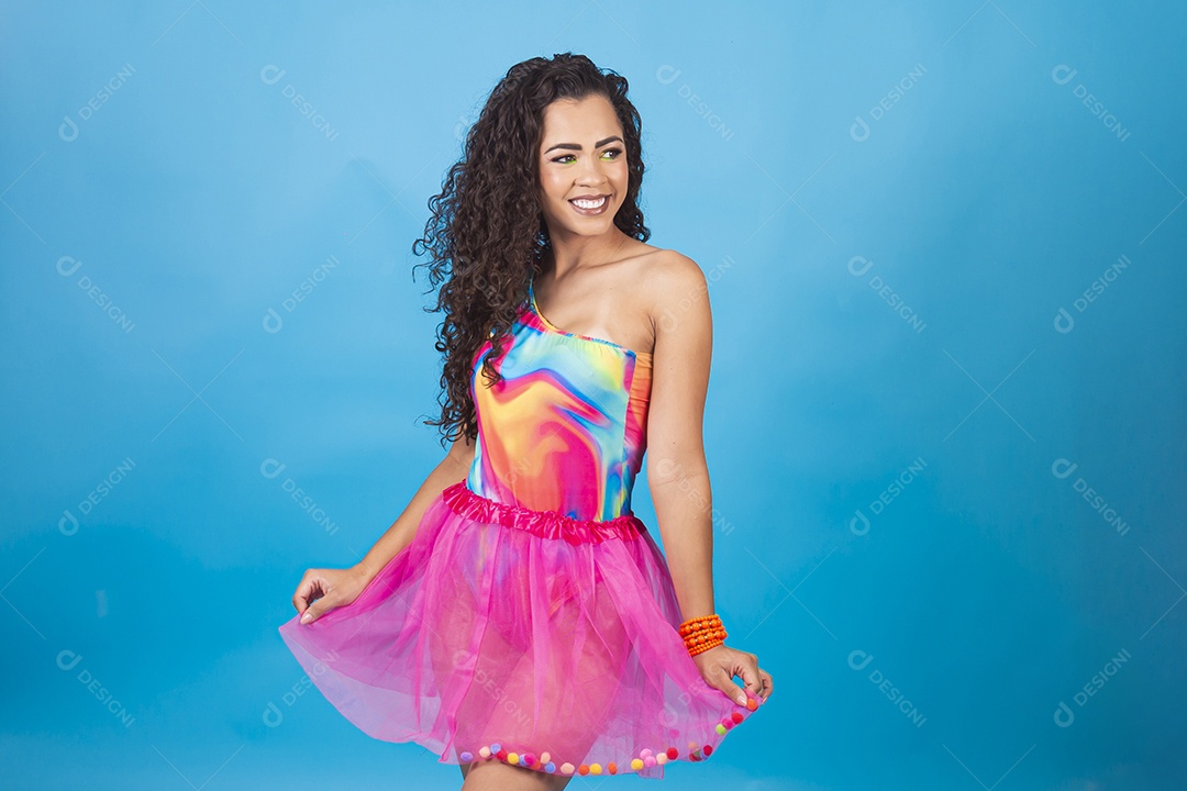 Linda mulher cabelo cacheado vestida com fantasia de carnaval.