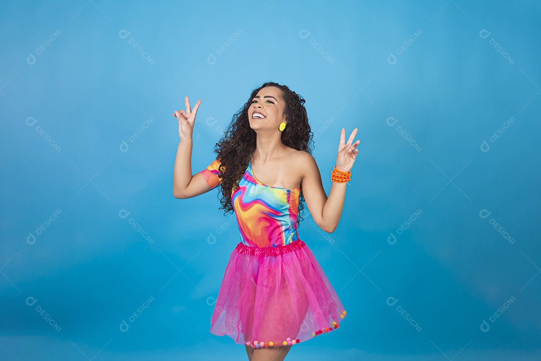 Linda mulher cabelo cacheado vestida com fantasia de carnaval.