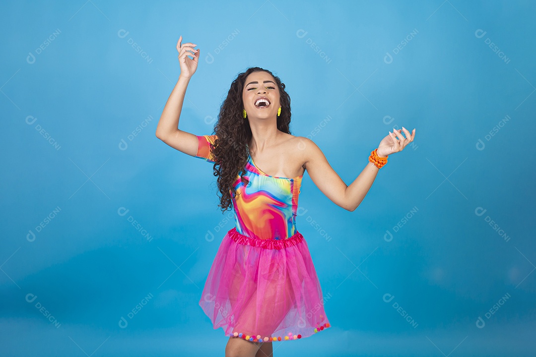 Linda mulher cabelo cacheado vestida com fantasia de carnaval.