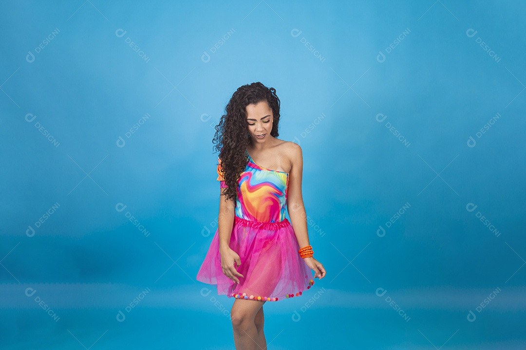 Linda mulher cabelo cacheado vestida com fantasia de carnaval.