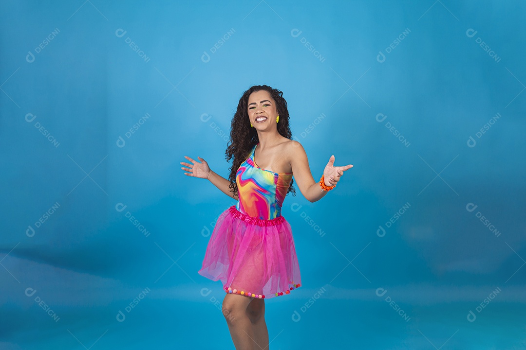 Linda mulher vestida com fantasia de carnaval sobre um fundo isolado azul.