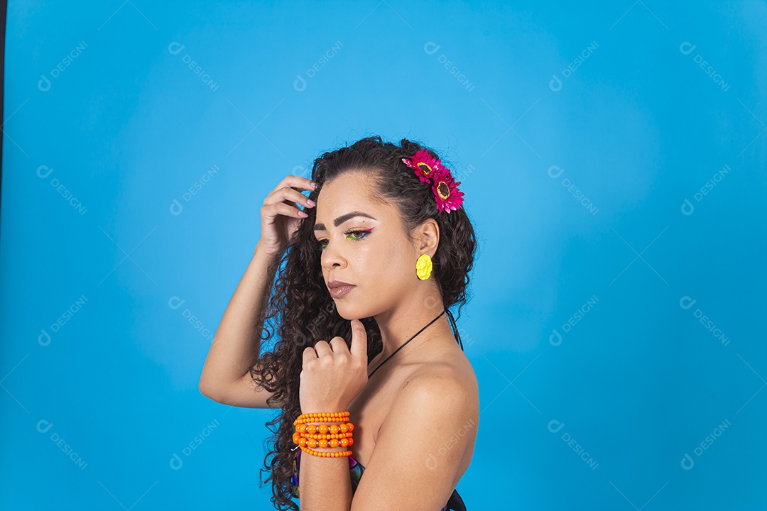 Linda mulher cabelo cacheado usado acessório de flores no cabelo.