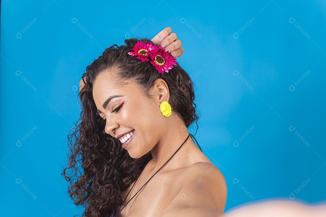 Linda mulher cabelo cacheado usando acessórios de flores no cabelo.