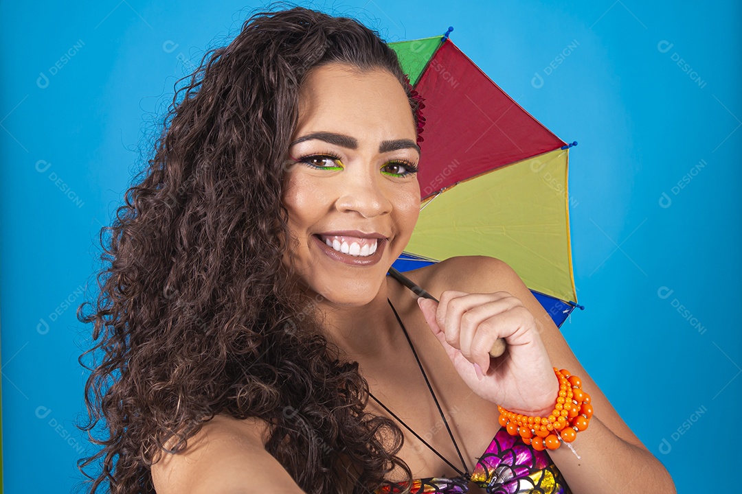 Linda mulher cabelo cacheado segurando sombrinha de frevo.