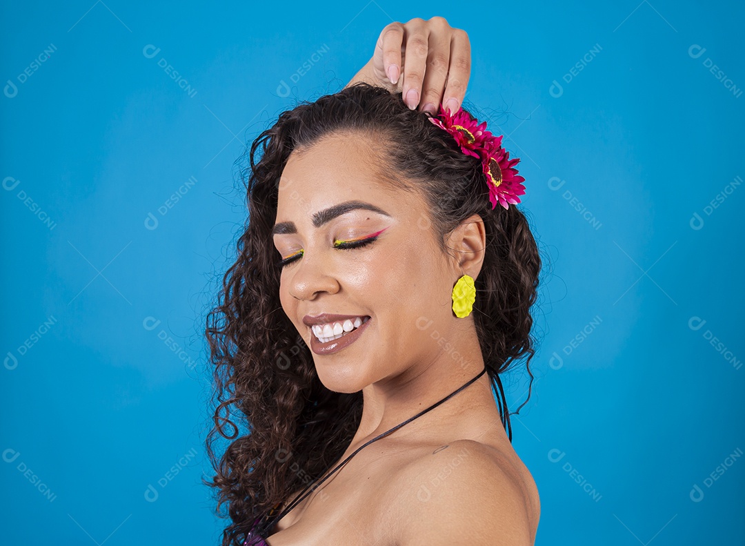 Linda mulher usando acessório de flores no cabelo