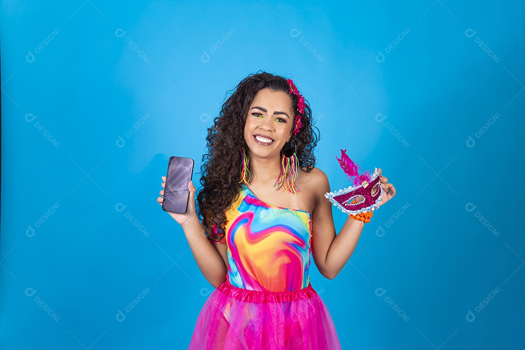 Linda mulher cabelo cacheado segurando máscara carnavalesca.