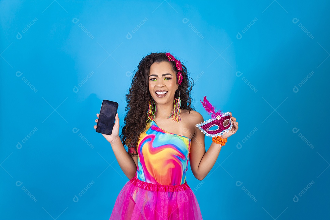 Linda mulher cabelo cacheado segurando máscara carnavalesca.