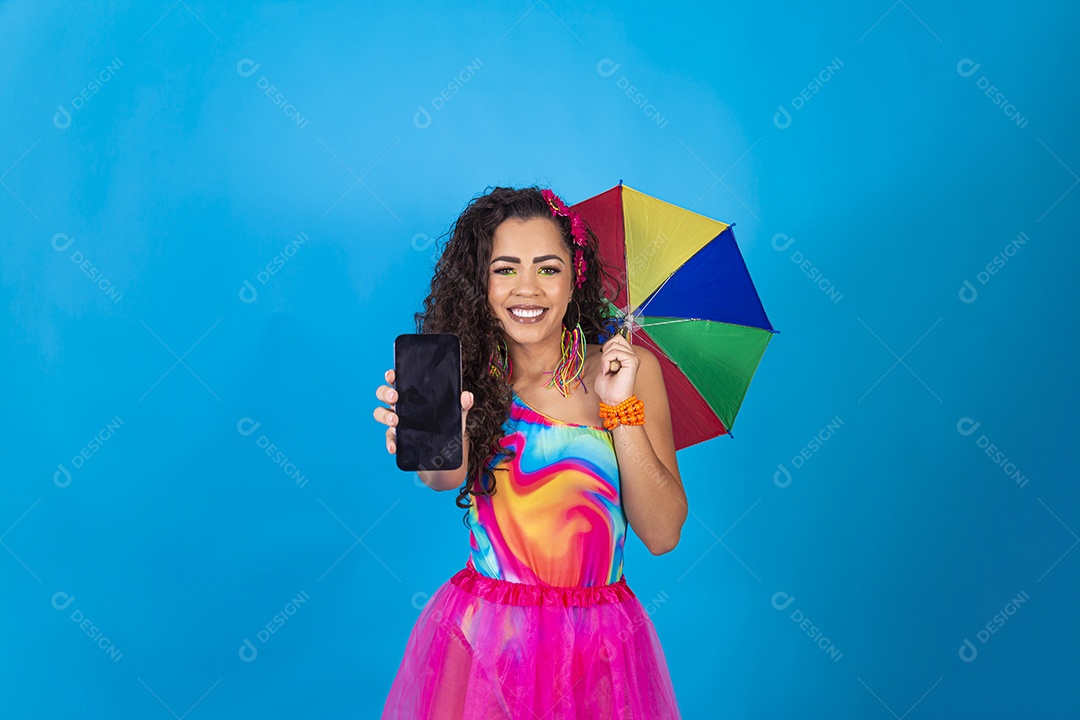 Linda mulher cabelo cacheado vestida com fantasia de carnaval estilo frevo.