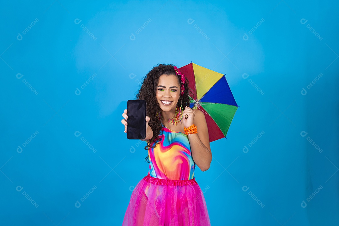 Linda mulher cabelo cacheado vestida com fantasia de carnaval estilo frevo.