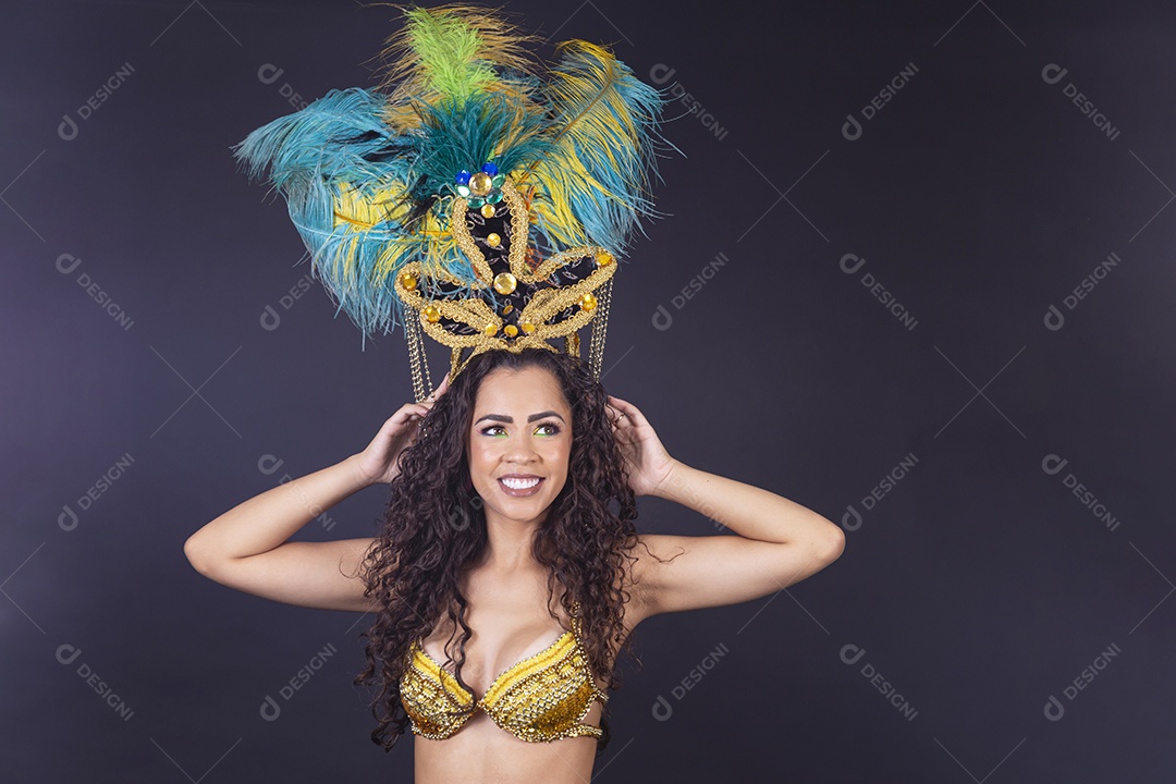 Linda passista fantasiada para o carnaval segurando bandeira do Brasil.