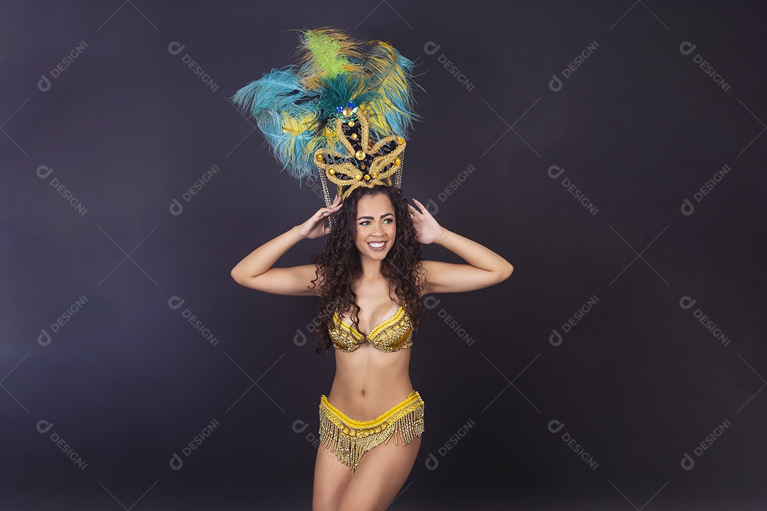 Linda passista fantasiada para o carnaval sobre um fundo isolado preto.