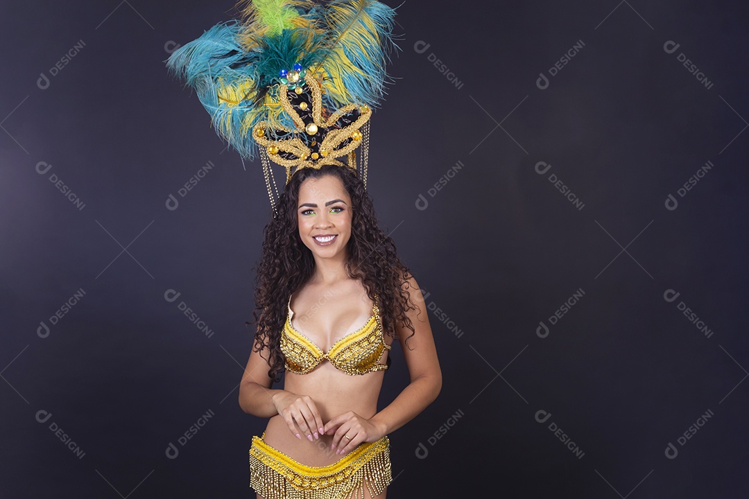 Linda passista fantasiada para o carnaval.
