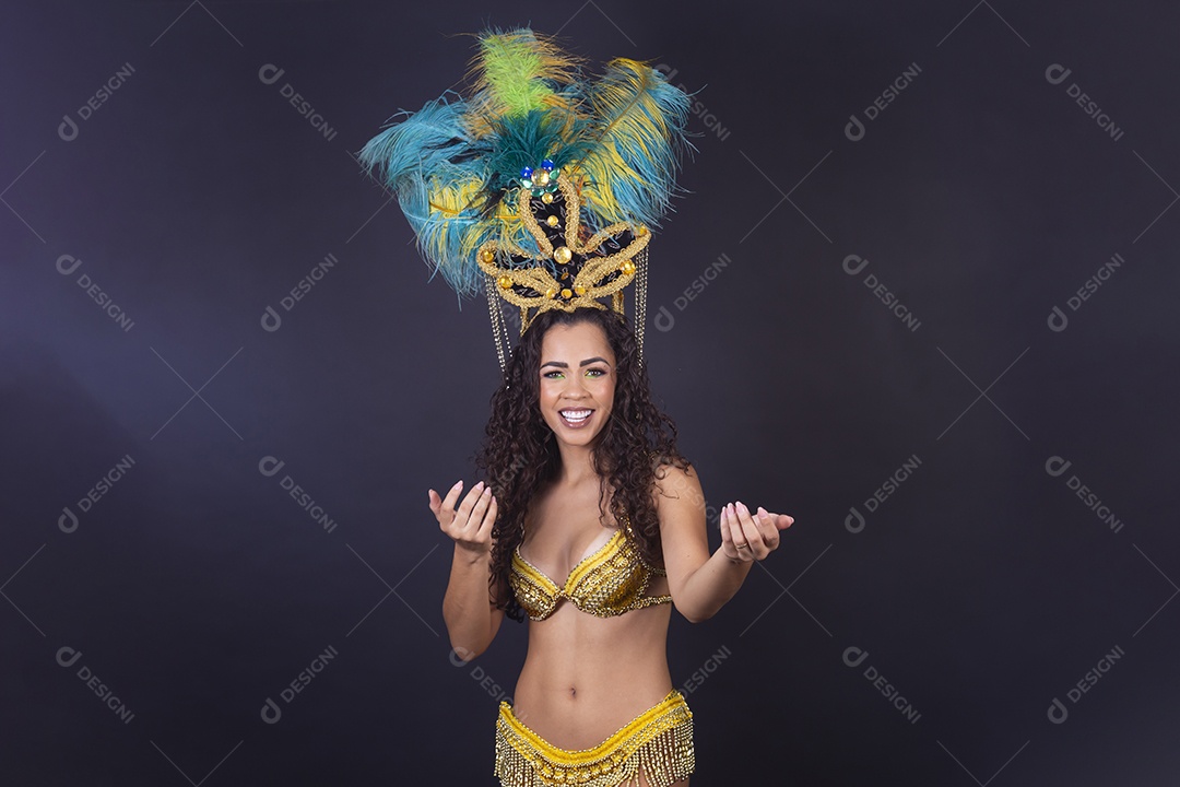 Linda passista fantasiada para o carnaval.