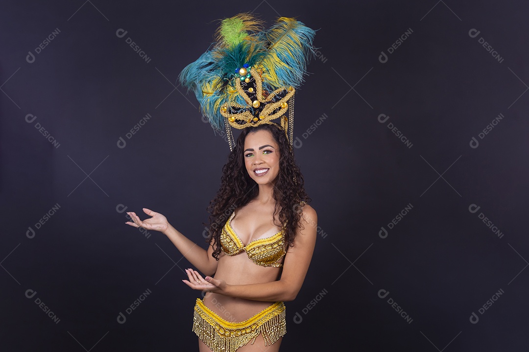 Linda passista fantasiada para o carnaval.