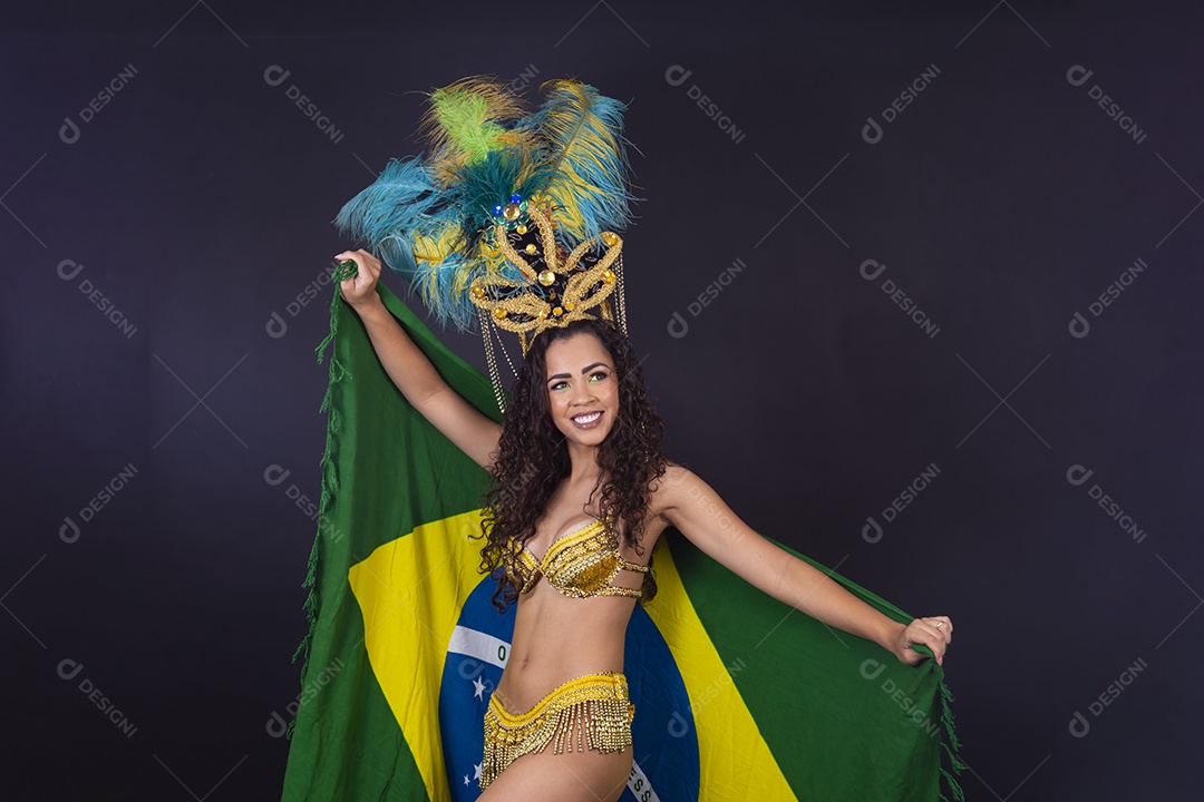 Linda passista fantasiada para o carnaval segurando bandeira do Brasil.