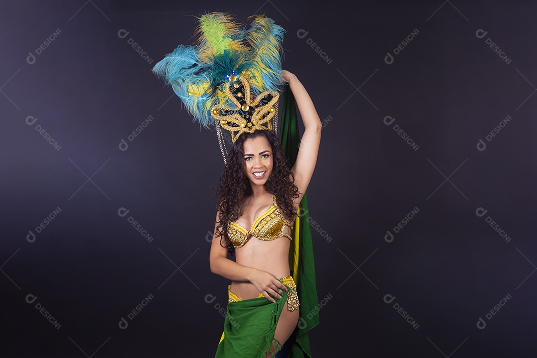 Linda passista fantasiada para o carnaval segurando bandeira do Brasil.