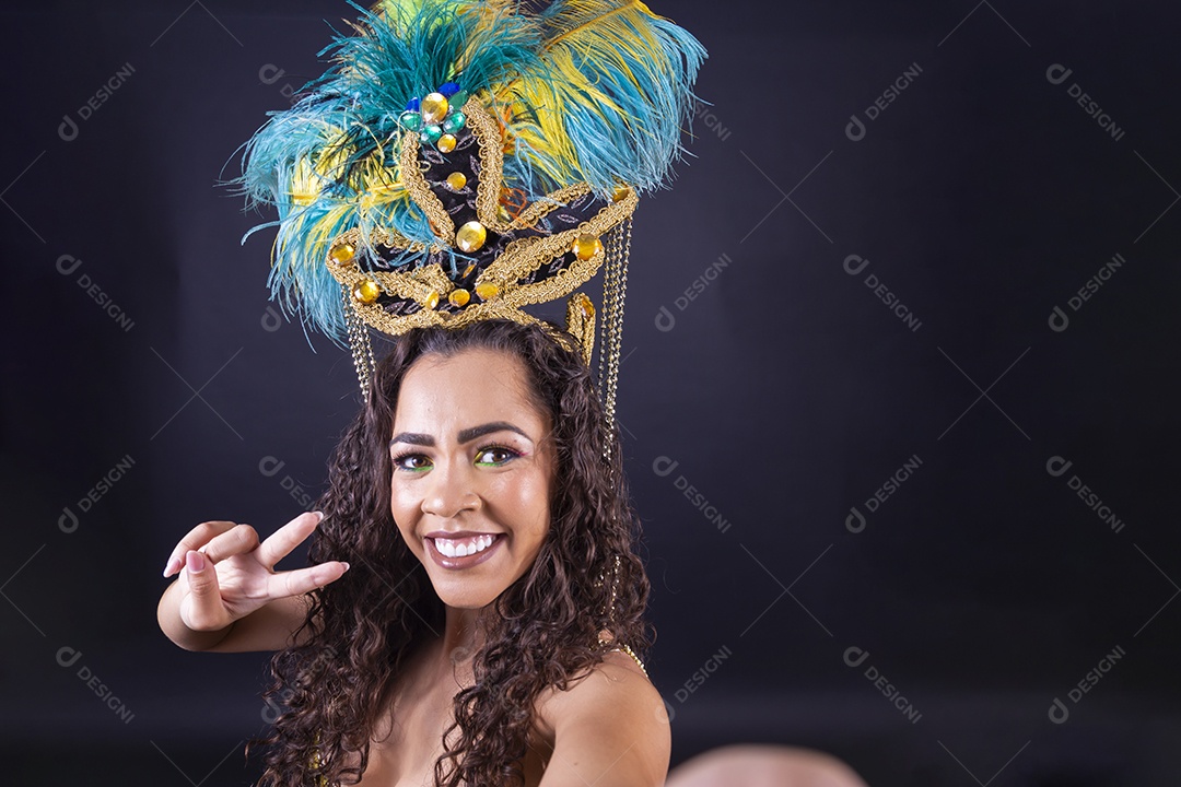 Linda mulher fantasiada para o carnaval.