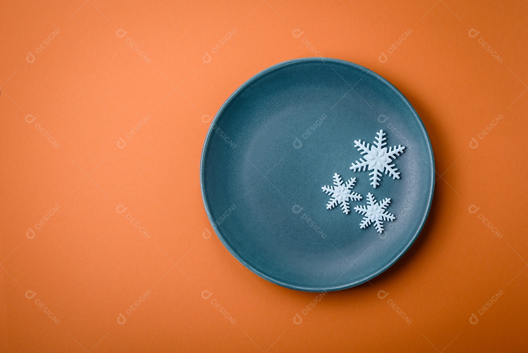 Lindos flocos de neve de inverno em um fundo liso. Fundo de inverno para seu projeto