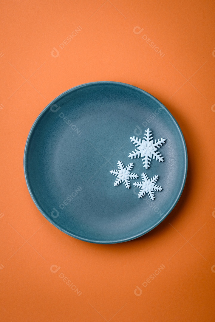 Lindos flocos de neve de inverno em um fundo liso. Fundo de inverno para seu projeto