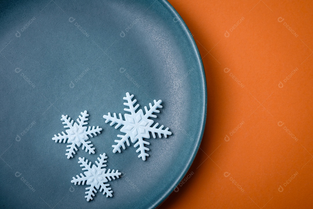 Lindos flocos de neve de inverno em um fundo liso. Fundo de inverno para seu projeto