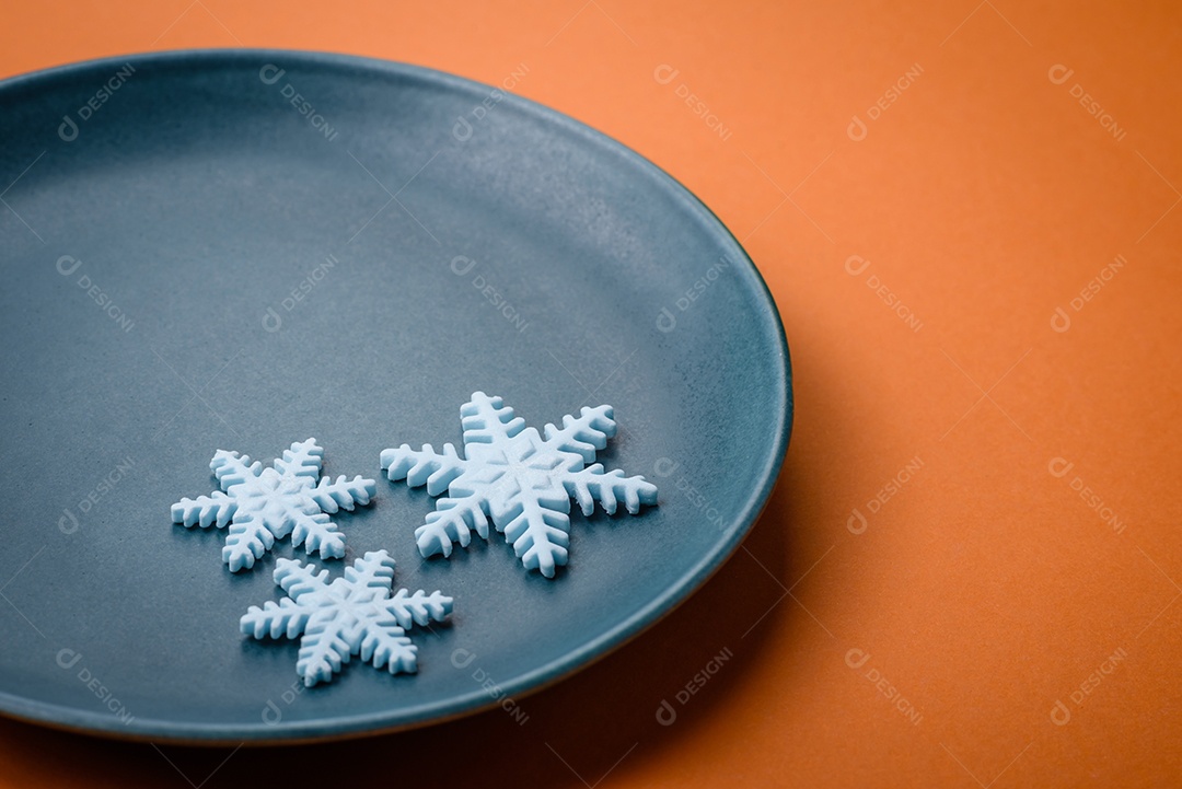 Lindos flocos de neve de inverno em um fundo liso. Fundo de inverno para seu projeto