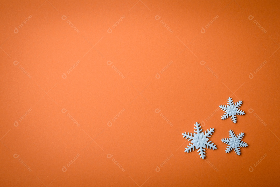 Lindos flocos de neve de inverno em um fundo liso. Fundo de inverno para seu projeto