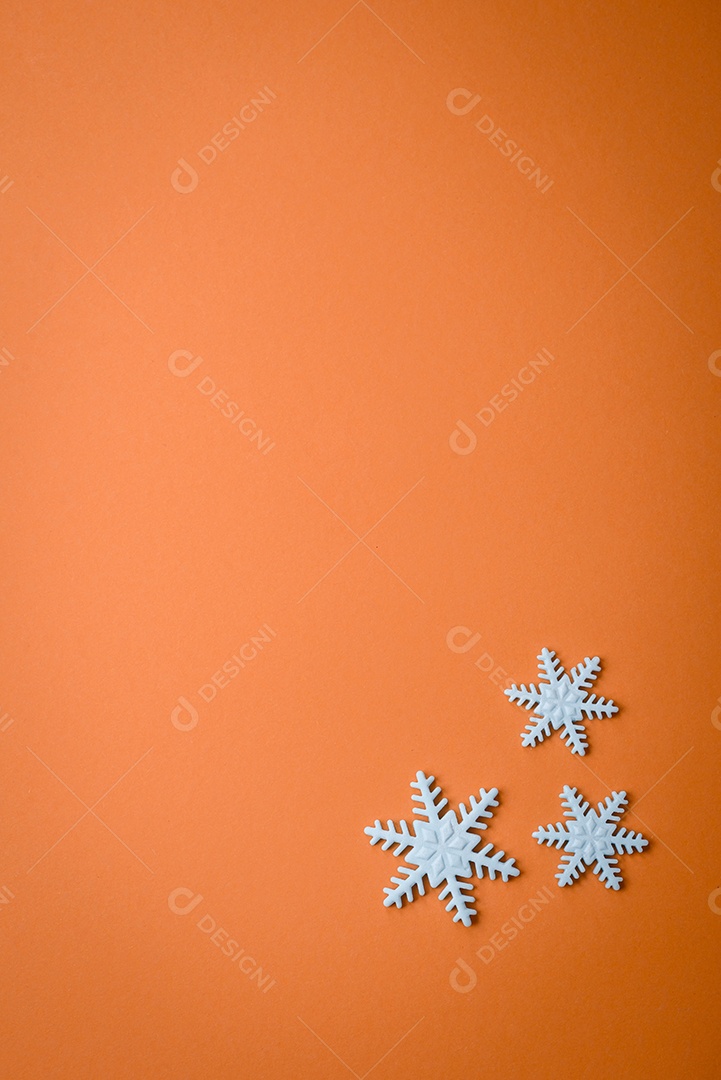 Lindos flocos de neve de inverno em um fundo liso. Fundo de inverno para seu projeto