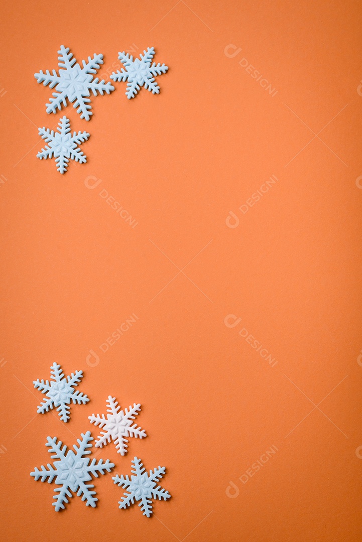 Lindos flocos de neve de inverno em um fundo liso. Fundo de inverno para seu projeto